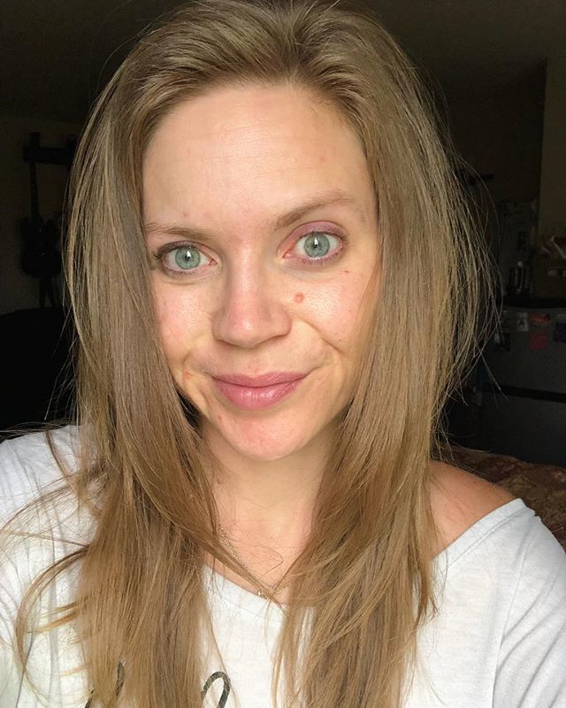 BarefootFitJess's tweet image. I woke up naked! 😆
I did put on a little makeup before going out in public, but I’m pretty comfortable in my skin these days! 😍 @brittvanr @cheers_xoxo 
#RFGoNaked #TeamBVR #goodcause ift.tt/2tp1Xe9
