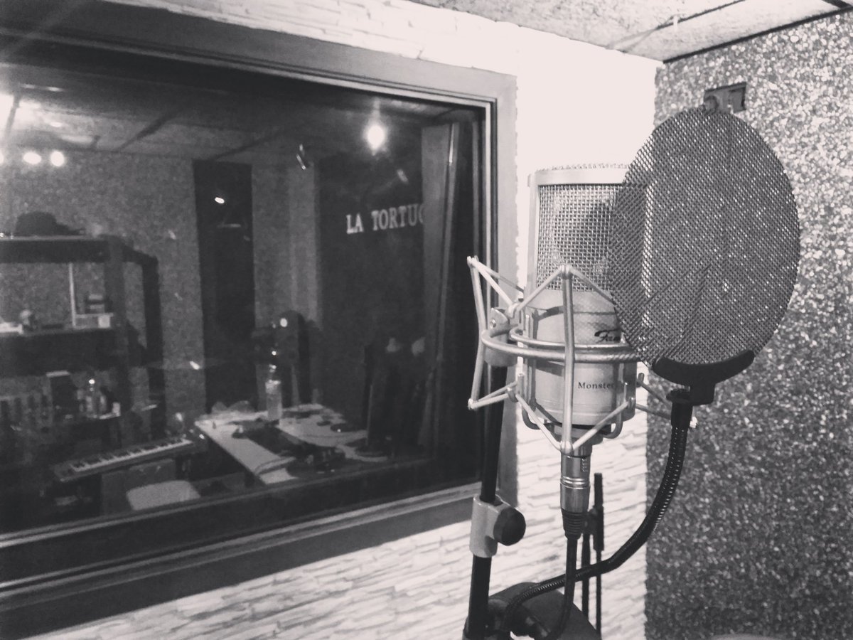 leafarmorales's tweet photo. Preparando nuevo disco en La Tortuga Estudio #DiaDeLaMusica #Música #Gigantes https://t.co/sqJSTRUZ8q