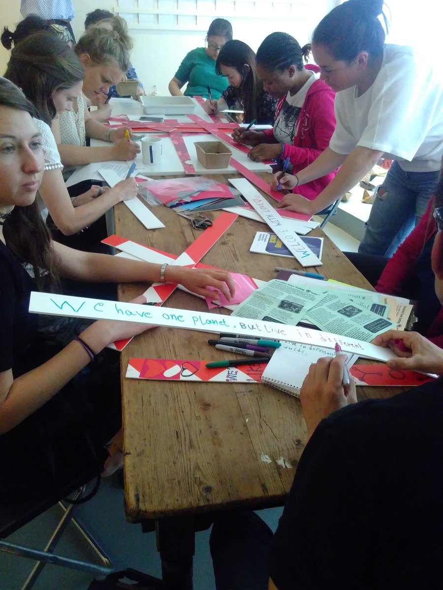hilaryjennings's tweet photo. Celebrating @RefugeeWeek with our @tttooting @CARAS_LDN #SignsOfWelcome workshop at @MigrationUK https://t.co/3xOl0U0Ua5