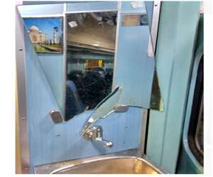 RailEnquiry's tweet photo. गोमती एक्सप्रेस के एलएचबी डिब्बों से हो रहे सामान चोरी; यात्रियों को दी जा रही सुविधाओं को यात्री ही खराब कर रहे

https://t.co/s0LGJZgLF4 https://t.co/JZfiKl0jC3