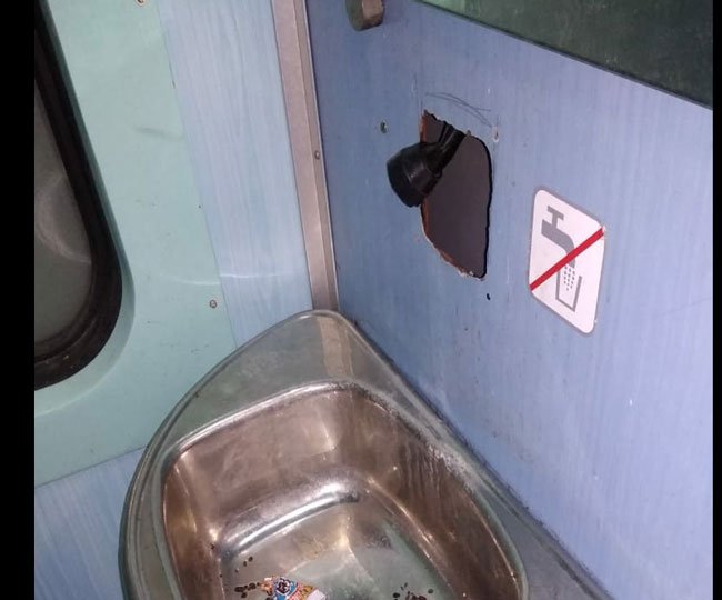 RailEnquiry's tweet photo. गोमती एक्सप्रेस के एलएचबी डिब्बों से हो रहे सामान चोरी; यात्रियों को दी जा रही सुविधाओं को यात्री ही खराब कर रहे

https://t.co/s0LGJZgLF4 https://t.co/JZfiKl0jC3