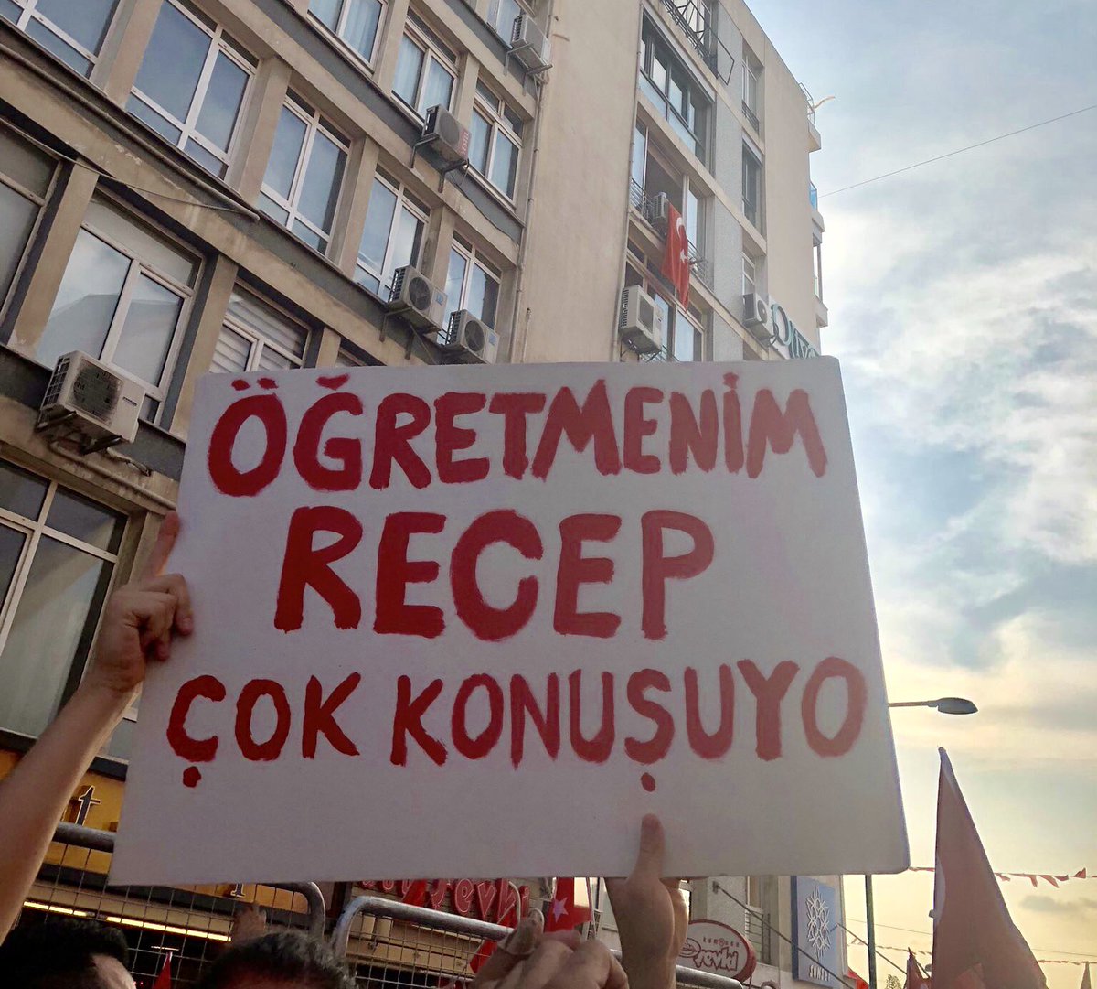 JeydaBego's tweet photo. İzmir mitinginden #vekilince #izmir https://t.co/hRFypWNXMf