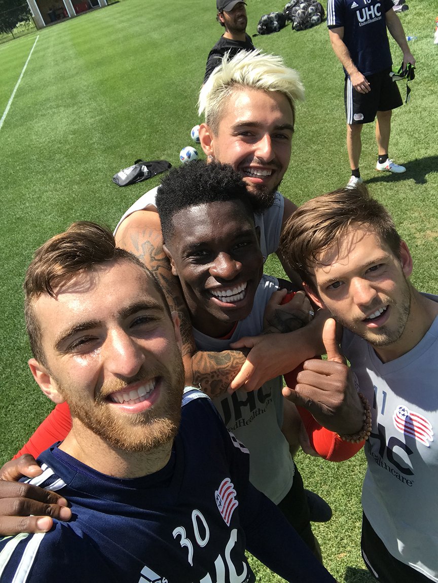 Happy #NationalSelfieDay from the #NERevs https://t.co/UGqYkNGFeY