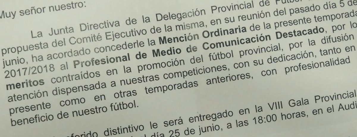 AlbertoSchzGlz's tweet photo. Muy agradecido a la @futbolDFavila por su reconocimiento... Un orgullo recibirlo y poder compartirlo con todos aquellos compañeros -@lcsantamaria02 @THerraez @Alexgarc73 @Litosavila84...- con los que aprender y disfrutar cada día de la mano de un deporte que tanto nos gusta https://t.co/oVeRKpxpx1