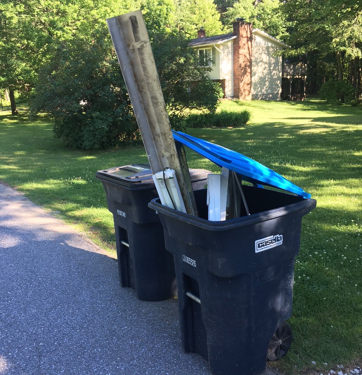 cswdvt's tweet photo. Quick quiz time! What doesn't belong in this recycling bin? #vtrecycles #recycleright https://t.co/9PXDdvwVQL