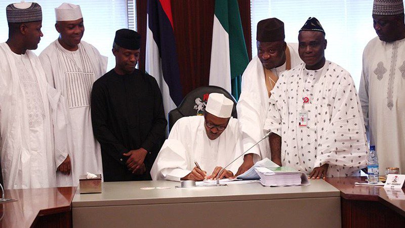 APCNigeriaUSA's tweet photo. As @SPNigeria, @bukolasaraki attended the #2016Budget and #2017Budget Signing.
Political petulance has turned him into a political derelict who instead of attending the #2018Budget signing, junketed to Russia to gist about @wizkidayo, @iam_Davido and @TiwaSavage... https://t.co/sNgQ0Ab4AC