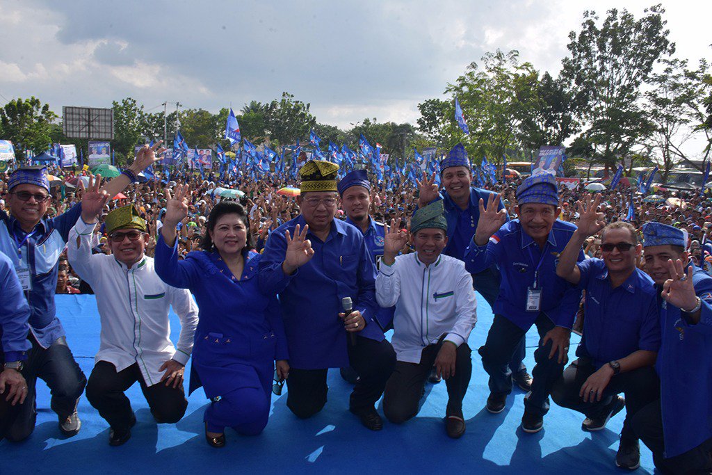 mbariry's tweet photo. Tetap semangat walau panas terik menghiasi acara. Semoga Allah memberkahi majunya pasangan firdaus-rusli menjadi gubernur riau. Aamiin...
#RiauCoblosNomorTiga 
#FirdausRusliMenang 
#FirdausRusliGubernurRiau https://t.co/vvtrNlnFsu