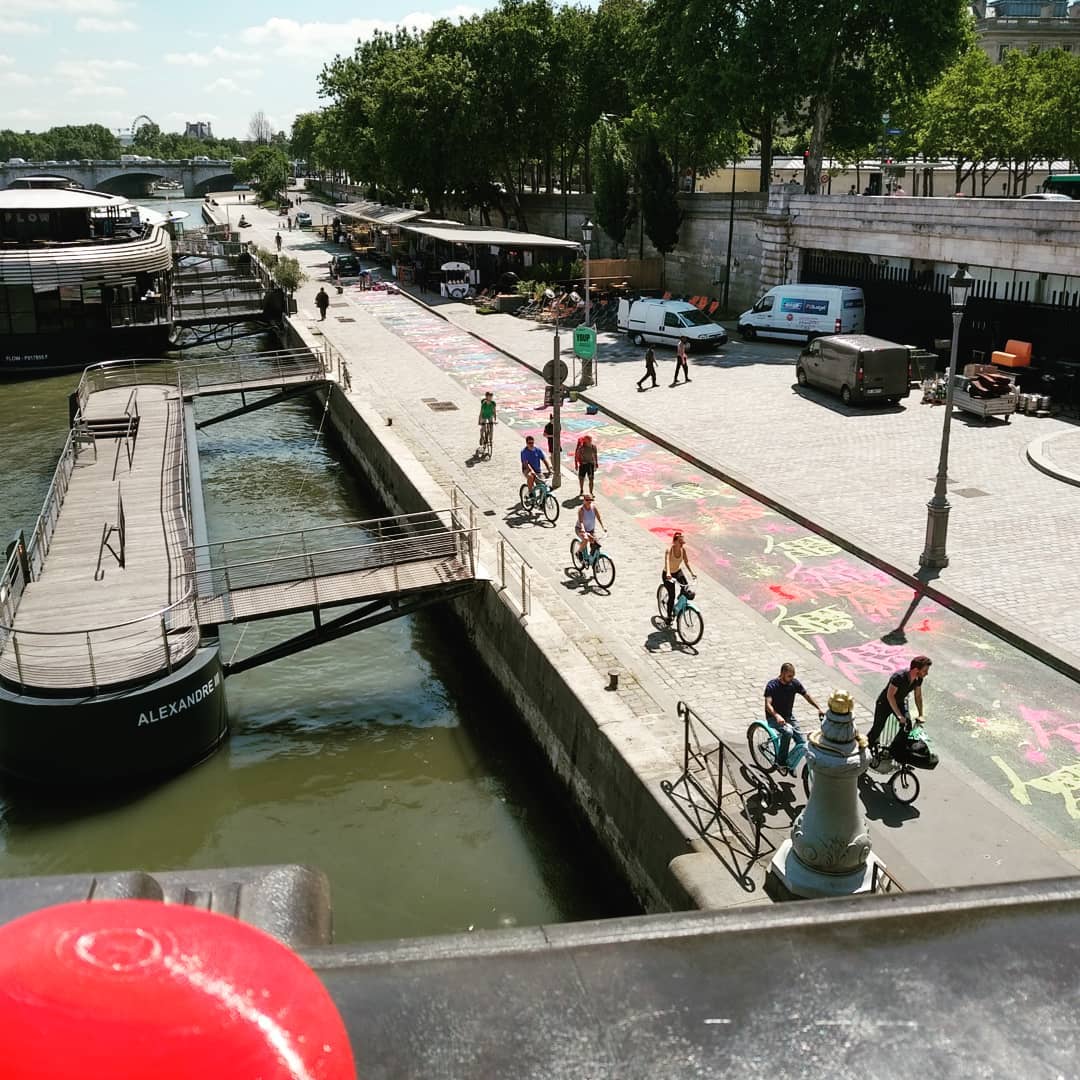 nohoworld's tweet photo. "NO" profite des bords de la seine à Paris et il n'est pas le seul ! "NO" is walking along the seine in Paris, and he is not alone ! #nohosharemylife #france🇫🇷 #seine #paris #velo #bycicles #streetart #quai #europatrip #pontdesinvalides #fleuve #bike #artderue #borddeseine https://t.co/5EVTdWlutB