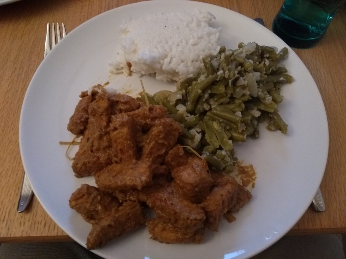 The_Smoking_GNU's tweet image. Tempeh Rendang mit grünen Bohnen mit Bröseln und Kokosreis und zum Nachtisch natürlich Kuchen #CookingWithFriends #Latergram