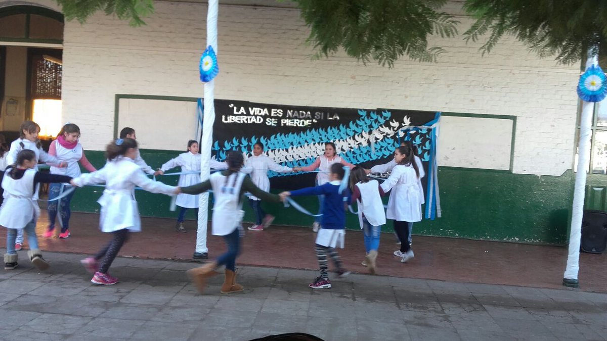 InesAliano's tweet photo. Bragado.. Mechita ... EP N 36 recibió a los alumnos de las Escuelas rurales para hacer juntos la promesa a la Bandera!! https://t.co/cOav6M1QWH