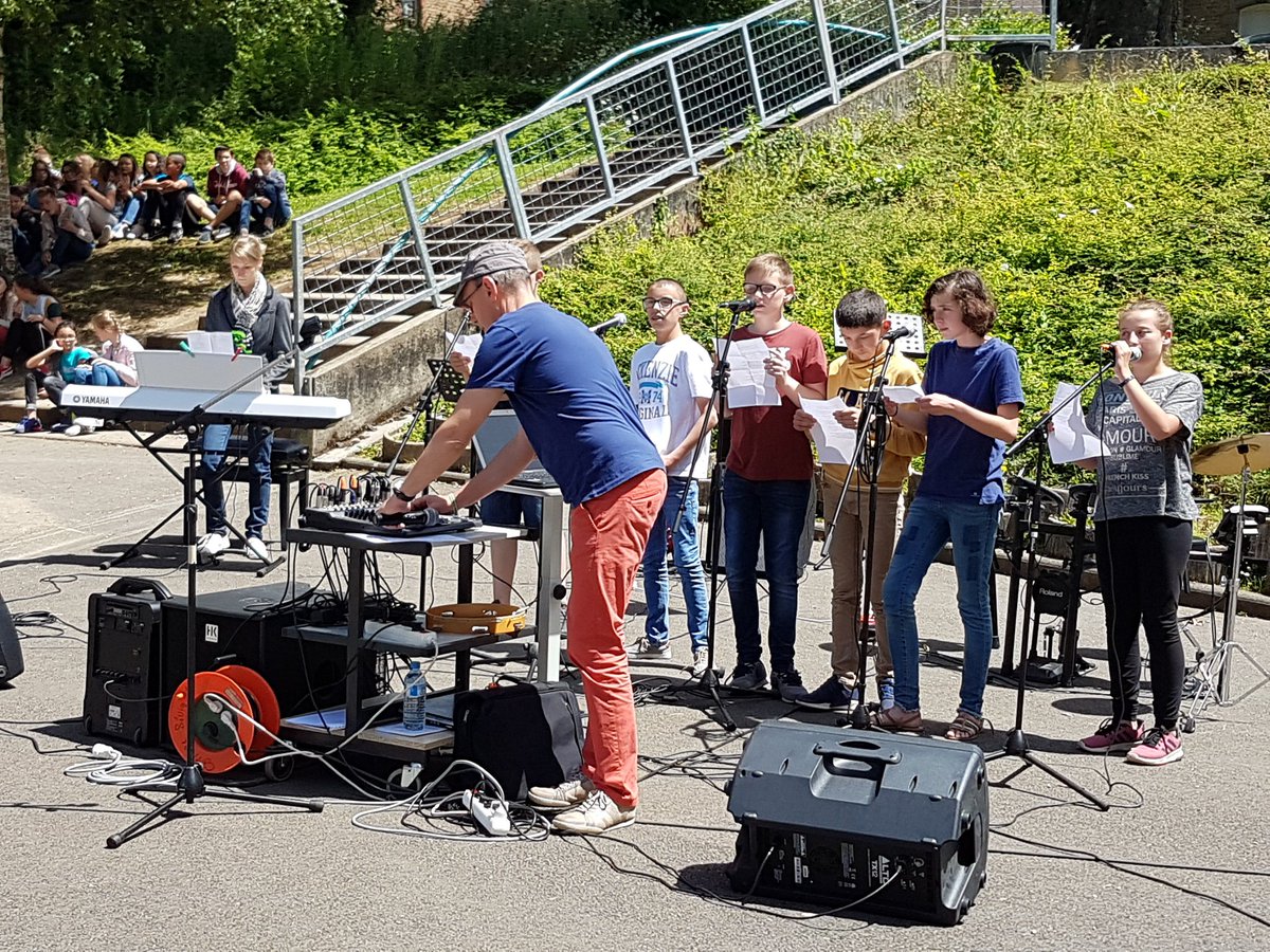 sevigneflers's tweet photo. #FetedelaMusique2018  au collège Sévigné #EAC https://t.co/yGJhAkXvZg