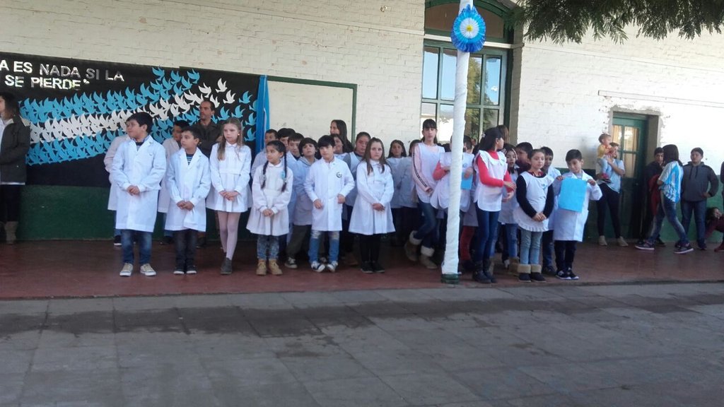 InesAliano's tweet photo. Bragado.. Mechita ... EP N 36 recibió a los alumnos de las Escuelas rurales para hacer juntos la promesa a la Bandera!! https://t.co/cOav6M1QWH