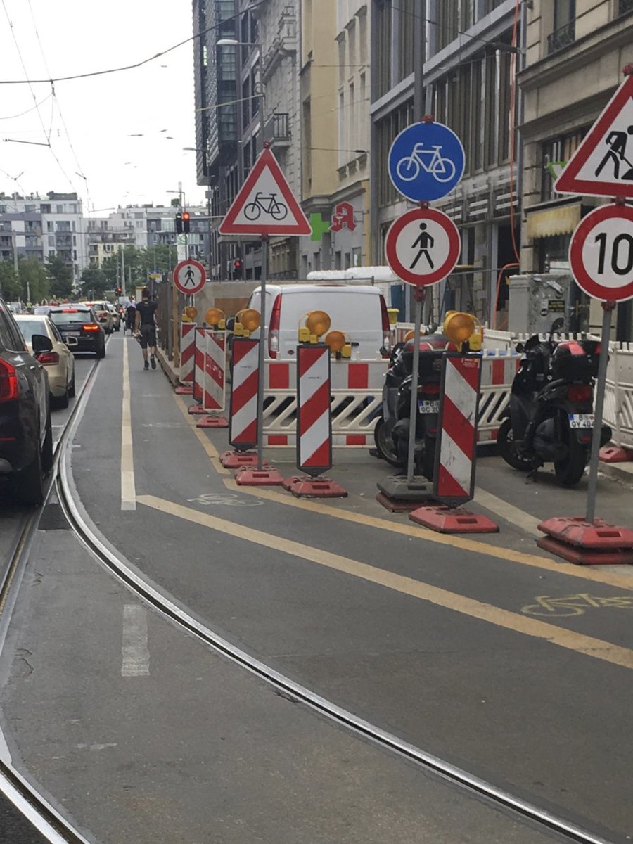 Invalidenstraße, Ecke Chausseestraße. Das geübte Auge des VLB-Verkehrsplaners erkennt: In dieser Engstelle ist ausreichend Platz für einen benutzungspflichtigen Radfahrstreifen mit ca. 50 cm Breite. Spannend wird es, wenn Tram und Fahrrad gleichzeitig durchmüssen. #Gefahrenmelder