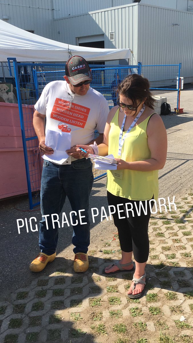 OntarioPorkNews's tweet photo. We love those that come with Pig Trace paperwork in hand. #pigtrace @Emmamarie1331 @CFIA_Animals @OntPorkCongress #baconmakerclassic #KindOfAPigDeal https://t.co/rFA5dJ6Te5