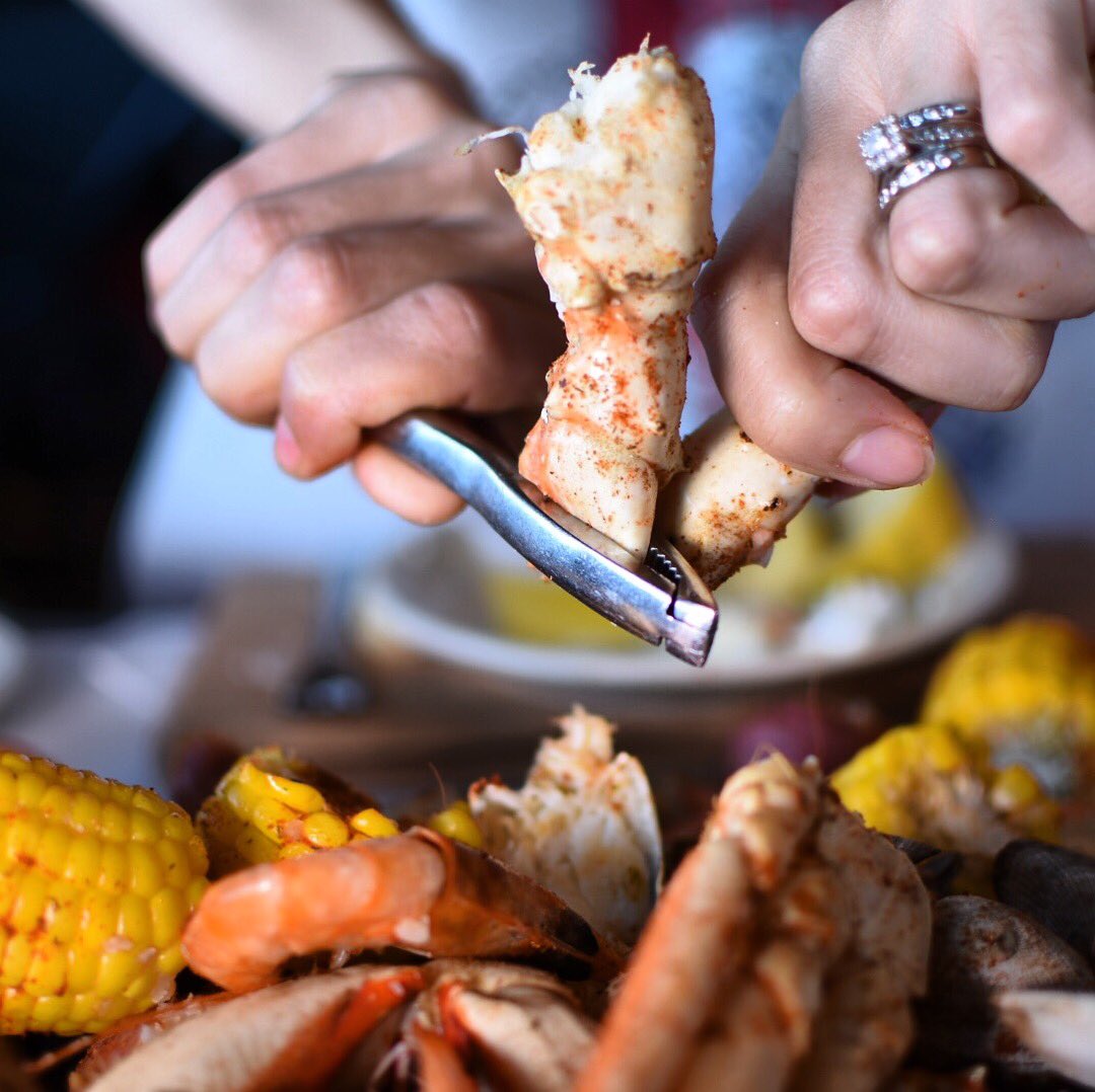 thecrabpot__'s tweet photo. Cracking my way through the week!
 The weekend is almost here and this is how I relieve stress!
.
#longbeach #longbeachrestaurantweek #crab #freshfish #eatyourheartoutlongbeach #eatlocal #seafood https://t.co/M3h2PNqfX4