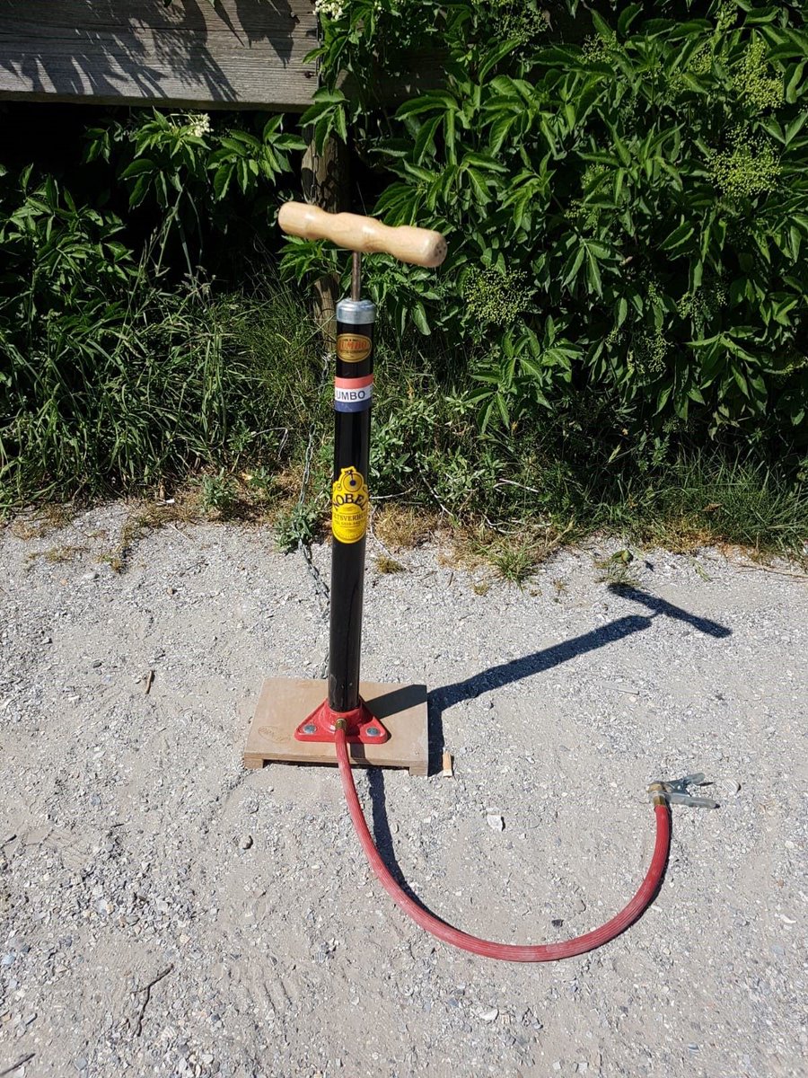 Onze interim-directeur Ivo Korte kwam op zijn vakantie in #Ameland toch nog een stukje werk tegen: onze Jumbo fietspomp! Kom jij wel eens een #jumbopomp op onverwachte plekken tegen? Reageer en laat zien! #fietspomp #fietsen #fietsweer #socialdesign #dutchdesign #Arnhem