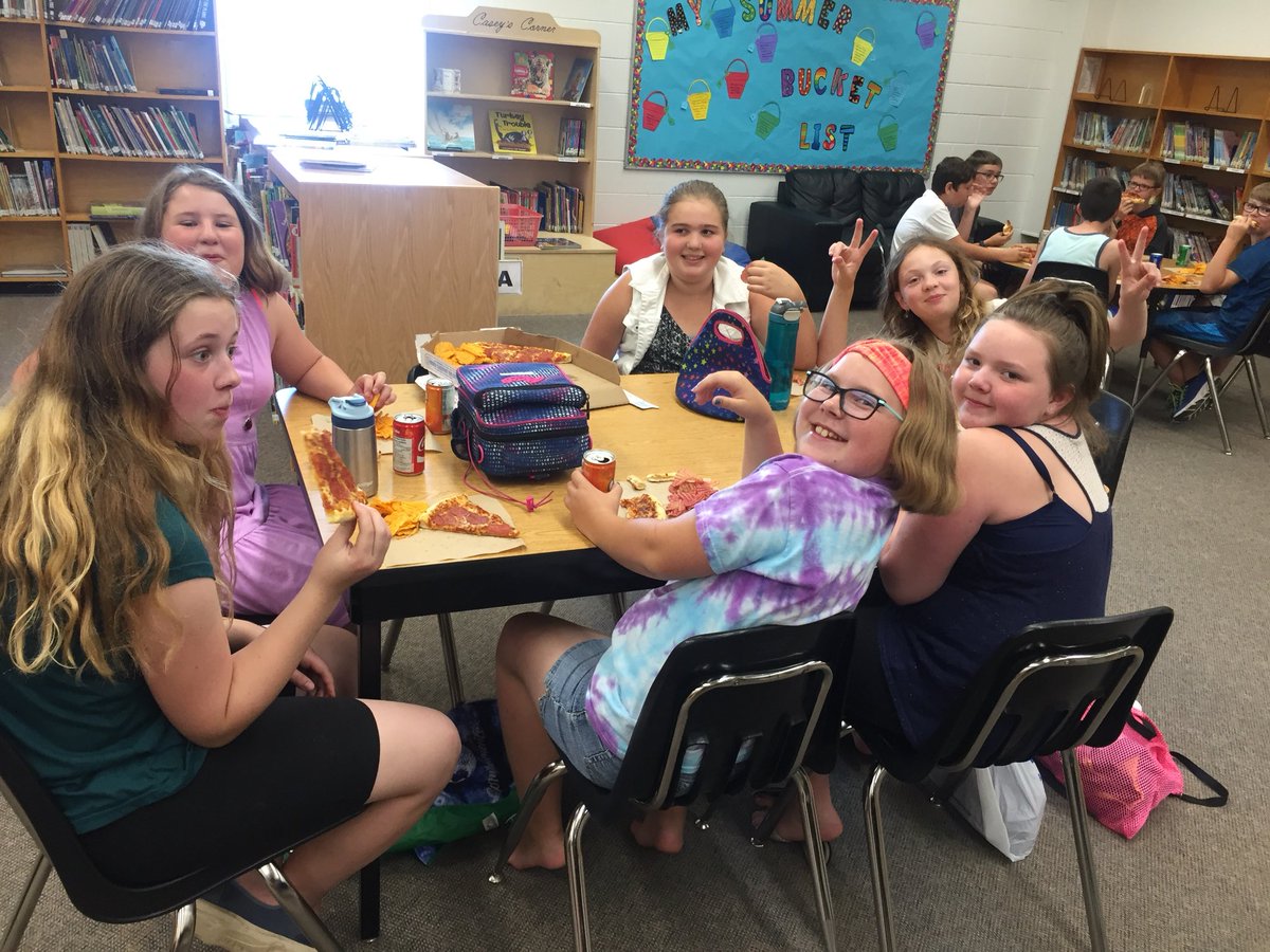 mrs_rfriesen's tweet photo. Patrol appreciation lunch! Thank you for your hard work and dedication to keeping our students safe! @BlumenortHSD https://t.co/lxKu5rDogy