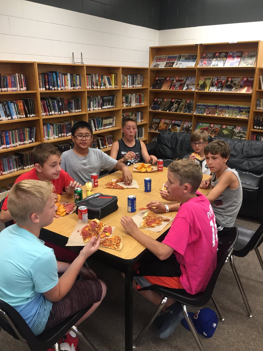 mrs_rfriesen's tweet photo. Patrol appreciation lunch! Thank you for your hard work and dedication to keeping our students safe! @BlumenortHSD https://t.co/lxKu5rDogy
