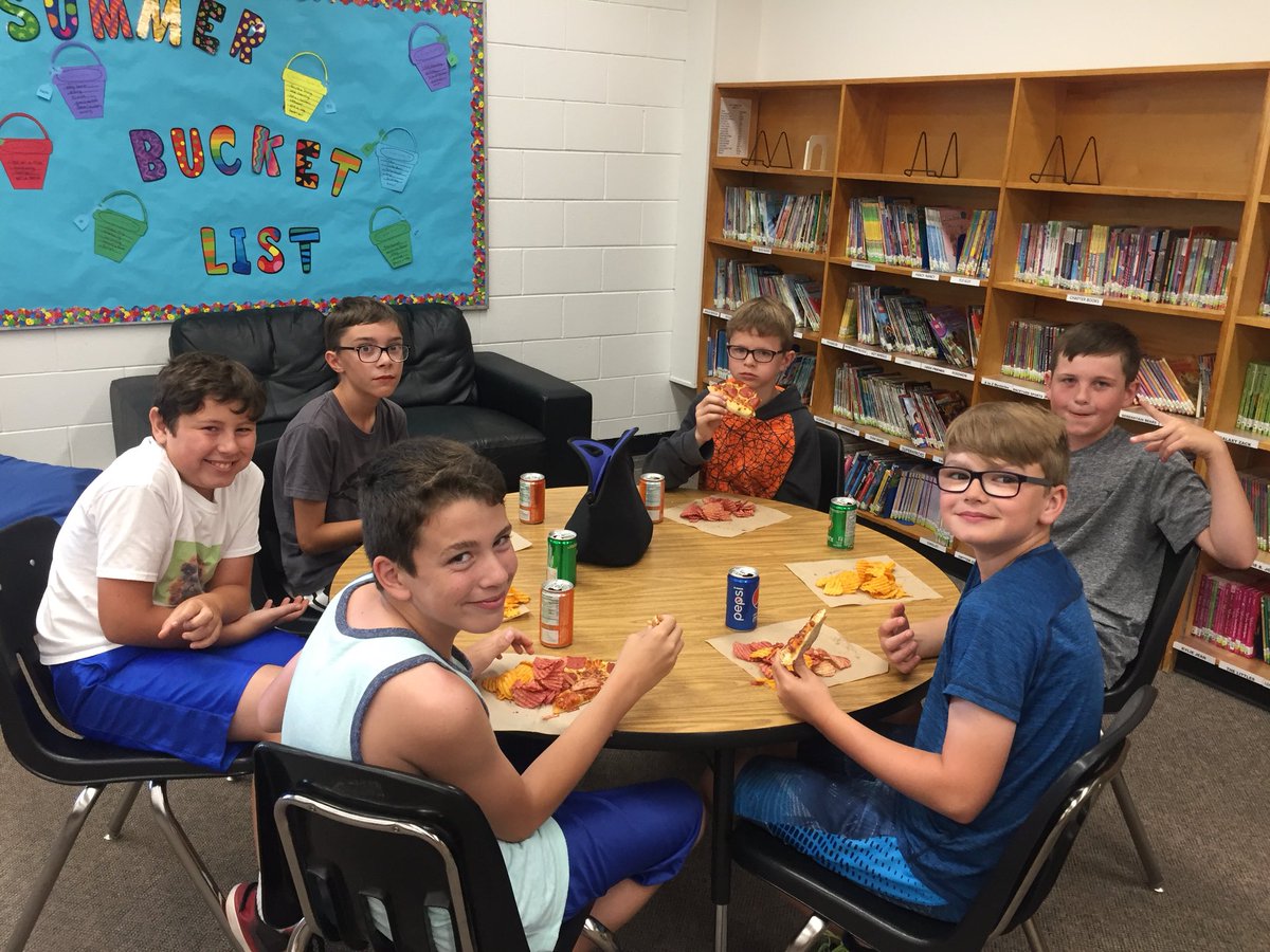 mrs_rfriesen's tweet photo. Patrol appreciation lunch! Thank you for your hard work and dedication to keeping our students safe! @BlumenortHSD https://t.co/lxKu5rDogy