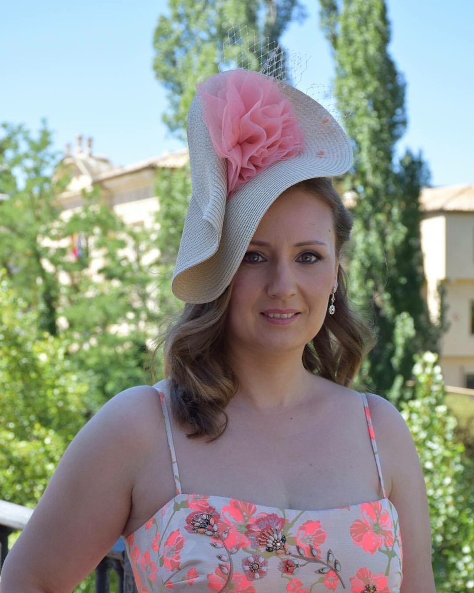 Hola! Los platos moldeables son ideales y dan mucho juego. En el tamaño que tú quieras, desde 14 cm hasta 50, con la decoración que te apetezca y con peineta o diadema. Que os parece?
Feliz jueves 👋🏼