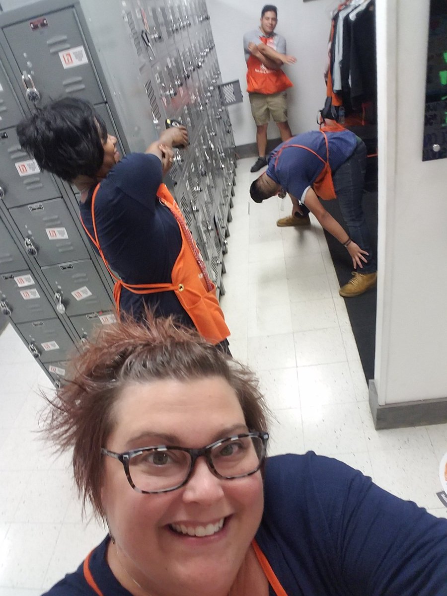beck_missy's tweet photo. #MWJUNE2018 #STRETCH #WhatIDoToWorkSafe #SelfieDay
A few 2720 associates preparing for the day! @JoanCarlton3 @Schmidt7Adam @HDcoble @DavidMann2720 https://t.co/jKYpftyMVB
