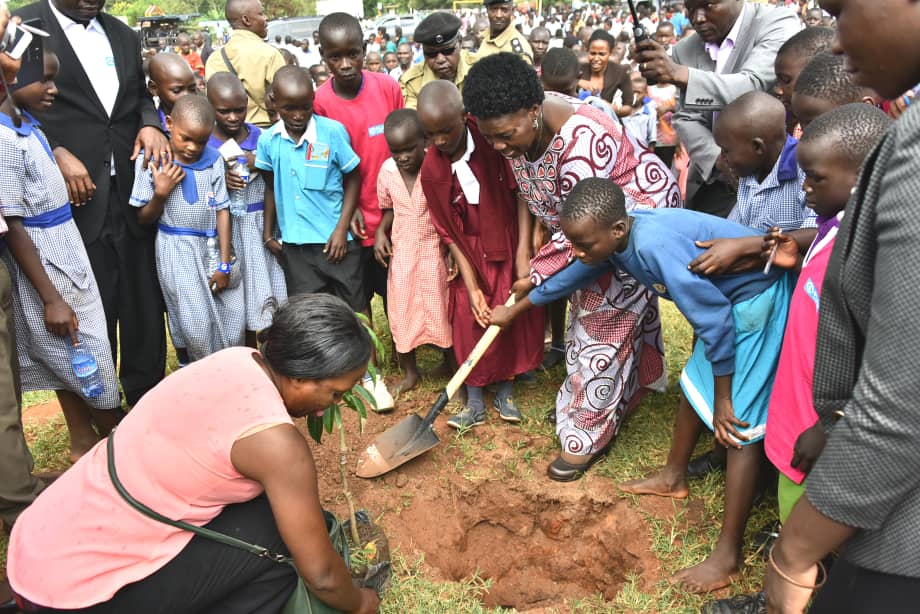 C_M_M_S_'s tweet photo. The Speaker @RebeccaKadaga says child sex offenders should be arrested, named and shamed. She says that parents involved in marrying off the young girls should face the full wrath of the law. https://t.co/dMTiliSQzA