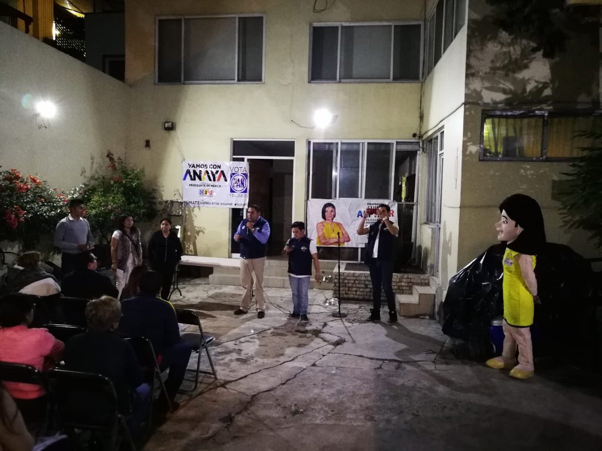 CarlosSPaPe's tweet photo. La noche de ayer #EnCampaña con los vecinos y militantes de @AccionNacional en #Azcapotzalco  con nuestros amigos de #Clavería que nos abren la puerta escuchando el mensaje del #FrentePorMéxico y de nuestra futura #Alcaldesa @LuisaAlpizarC https://t.co/tthK4uzt29
