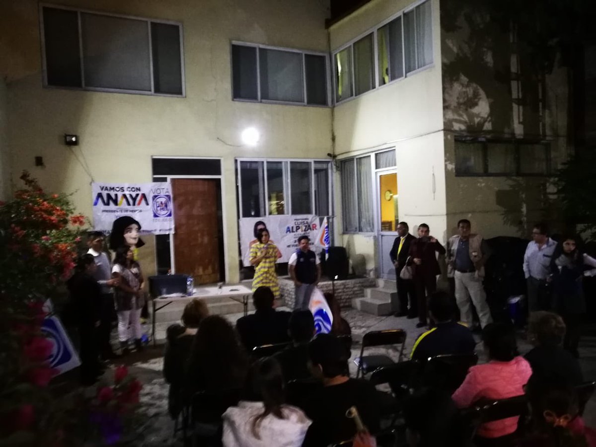 CarlosSPaPe's tweet photo. La noche de ayer #EnCampaña con los vecinos y militantes de @AccionNacional en #Azcapotzalco  con nuestros amigos de #Clavería que nos abren la puerta escuchando el mensaje del #FrentePorMéxico y de nuestra futura #Alcaldesa @LuisaAlpizarC https://t.co/tthK4uzt29