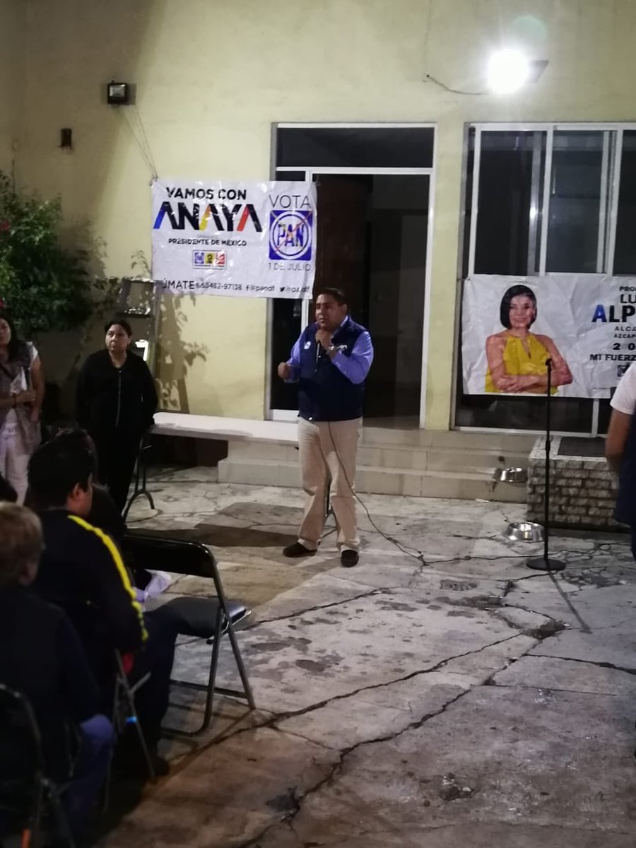 CarlosSPaPe's tweet photo. La noche de ayer #EnCampaña con los vecinos y militantes de @AccionNacional en #Azcapotzalco  con nuestros amigos de #Clavería que nos abren la puerta escuchando el mensaje del #FrentePorMéxico y de nuestra futura #Alcaldesa @LuisaAlpizarC https://t.co/tthK4uzt29