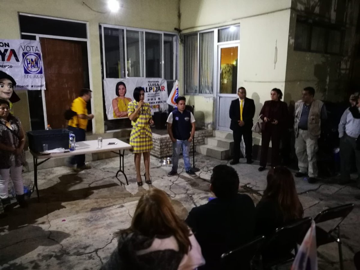 CarlosSPaPe's tweet photo. La noche de ayer #EnCampaña con los vecinos y militantes de @AccionNacional en #Azcapotzalco  con nuestros amigos de #Clavería que nos abren la puerta escuchando el mensaje del #FrentePorMéxico y de nuestra futura #Alcaldesa @LuisaAlpizarC https://t.co/tthK4uzt29