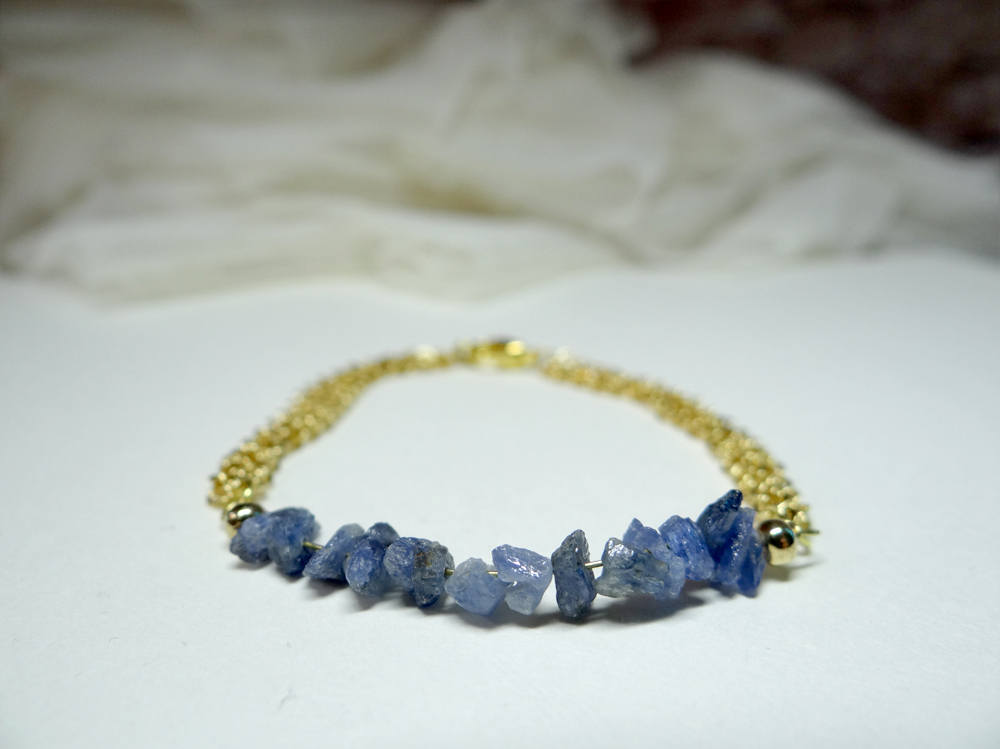 Raw Sapphire Gold Bracelet - September Birthstone Jewellery Helen Hunt Jackson book lover literary gifts rough sapphire beads gifts for her tuppu.net/9c6093f3 #etsychaching #pingamestrong #onlinecraft #crafthour #handmadehour #epiconetsy #SapphireJewellery