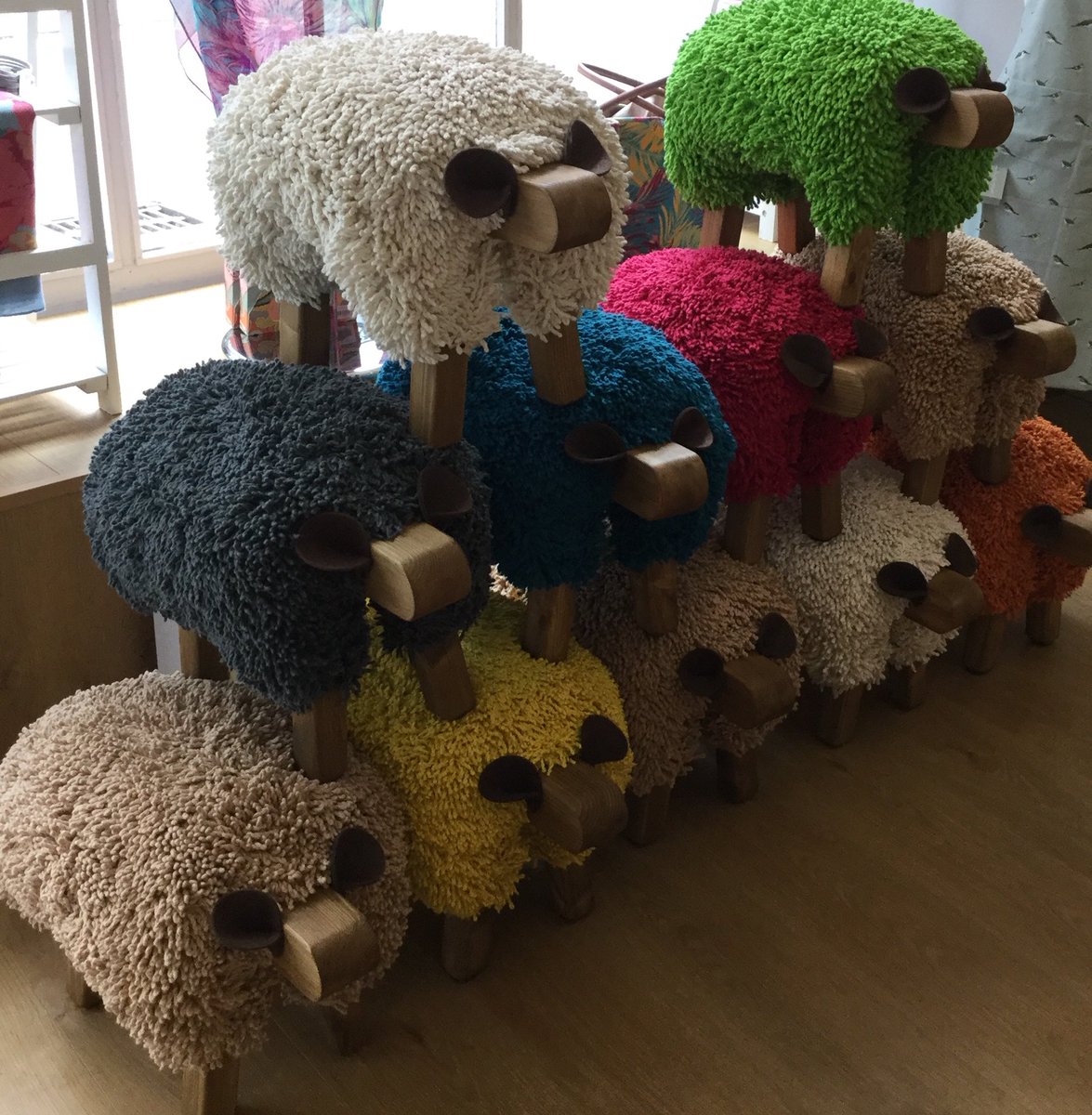 croesocynnes16's tweet photo. Edrychwch!! Stoc newydd @EweMoo wedi cyrraedd Croeso Cynnes heddi.🐑🐑❤️ https://t.co/RkHUhpUOa3