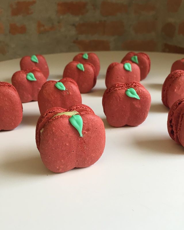 Maypatissiere's tweet photo. Direto do pé! 🍎 ••••••••••••••••••••••••••••••••••••••••••
#maymacarons #macarons #macaronspersonalizados
#festainfantil https://t.co/oK4hoWNxfN https://t.co/nriP1wxxuV