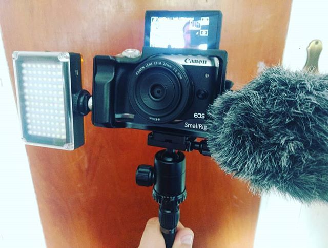 Bretterwisser's tweet photo. Mein mobiles VlogSetup ist fertig. Mal schauen, ob es praktikabel ist. Macht aber bisher einen guten Eindruck. #stepupmygame #arne #bw #canoneosm6 #canon #m6 https://t.co/fXKfakB7lD