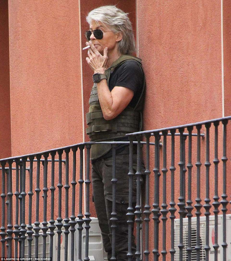 Javi_panda's tweet image. Estampas típicas del madrileño barrio de Lavapiés, Sarah Connor en un balcón con chaleco antibalas y fumandose un piti.