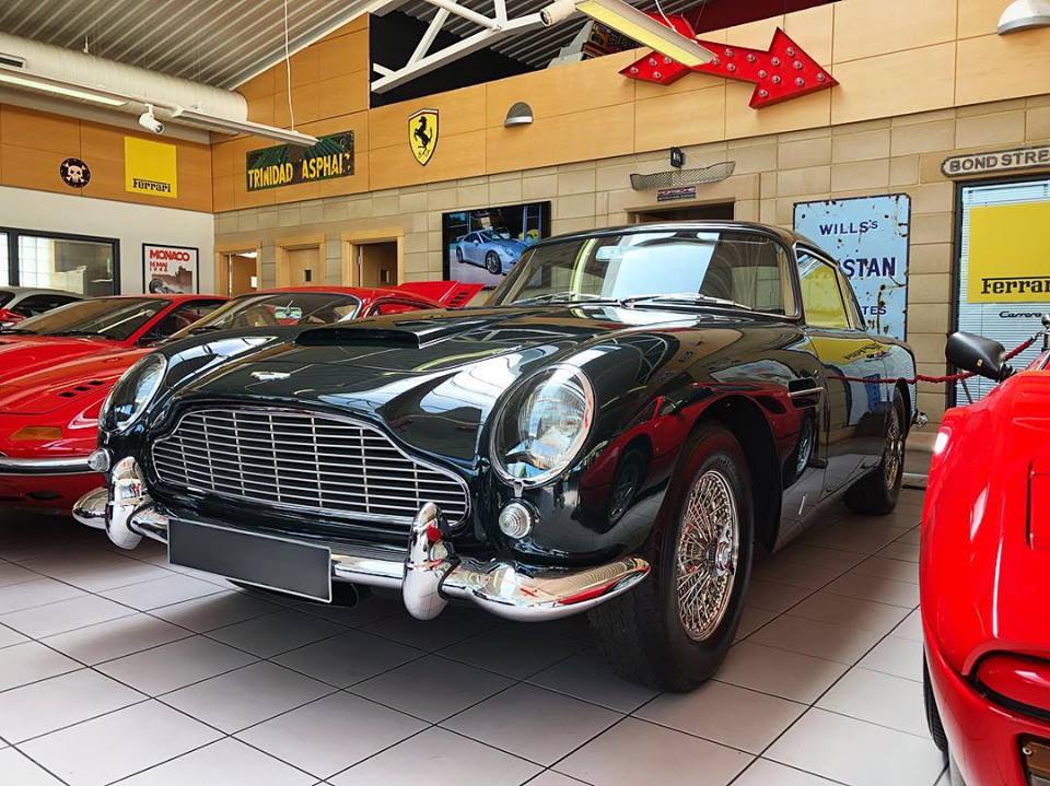KnowlHillPL's tweet photo. The beautiful DB5 taking its rightful place in the showroom. 
•
•
•
#astonmartin #astonmartindb5 #db5 #classiccars #retro #classicastonmartin #jamesbond #classiccar #car #cars #carsforsale #carsales #showroom #berkshire #knowlhill #driving #supercar #supercars #performance https://t.co/j8AwWQUt45