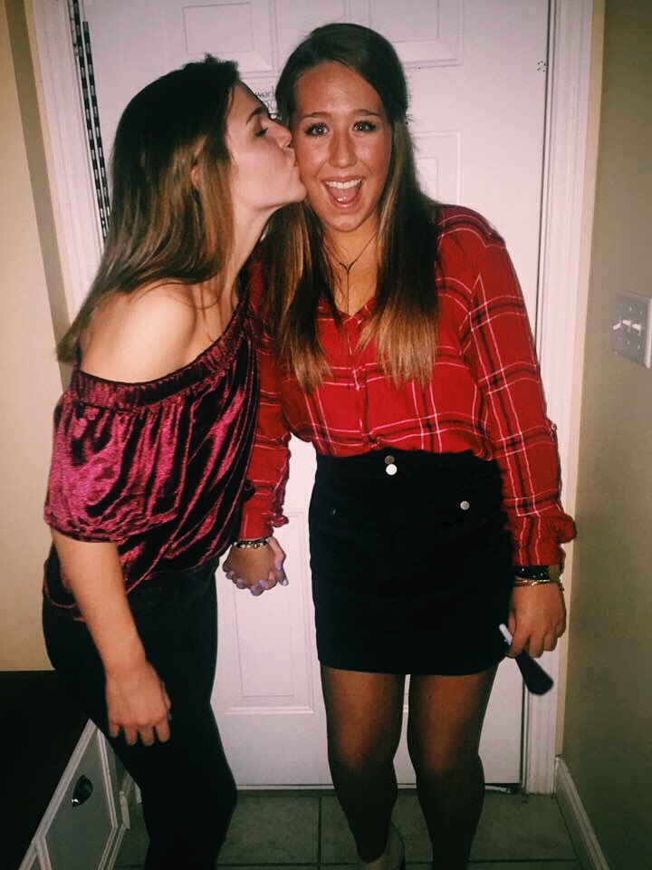 reagroll's tweet photo. happy bday to my pretty norma!!! love you so much can’t wait to see u tmo :) thanks for all the messy mems💗🤩🤪 https://t.co/KjDjDkDewu
