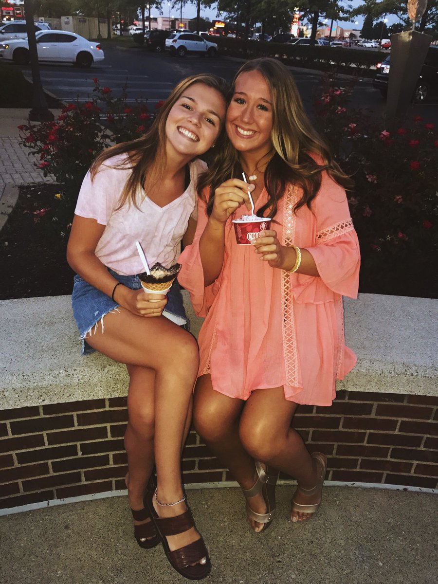 reagroll's tweet photo. happy bday to my pretty norma!!! love you so much can’t wait to see u tmo :) thanks for all the messy mems💗🤩🤪 https://t.co/KjDjDkDewu
