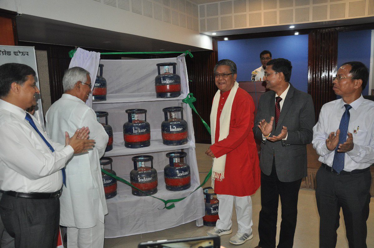 AssamIocl's tweet photo. Statewide launch of 5 kg FTL (Free Trade LPG) cylinder by Sri Karam Shyam, Hon'ble CAF &amp; PD Minister in presence of Sri Thokchom Meinya, Lok Sabha Member &amp; Sri Uttiya Bhattacharyya, CGM, IO AOD State Office, IOC Ltd. https://t.co/nSRxAuGmZ3