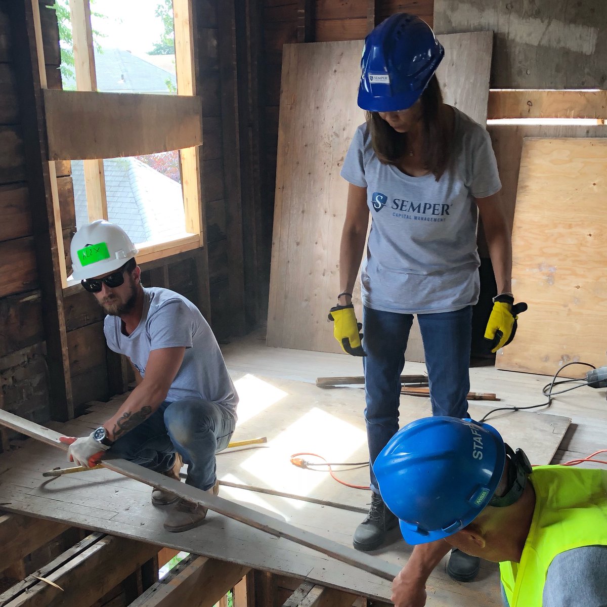 sempercap's tweet photo. Not your typical day at the office #sempergivesback @HabitatNYC https://t.co/9l87mcS7iY