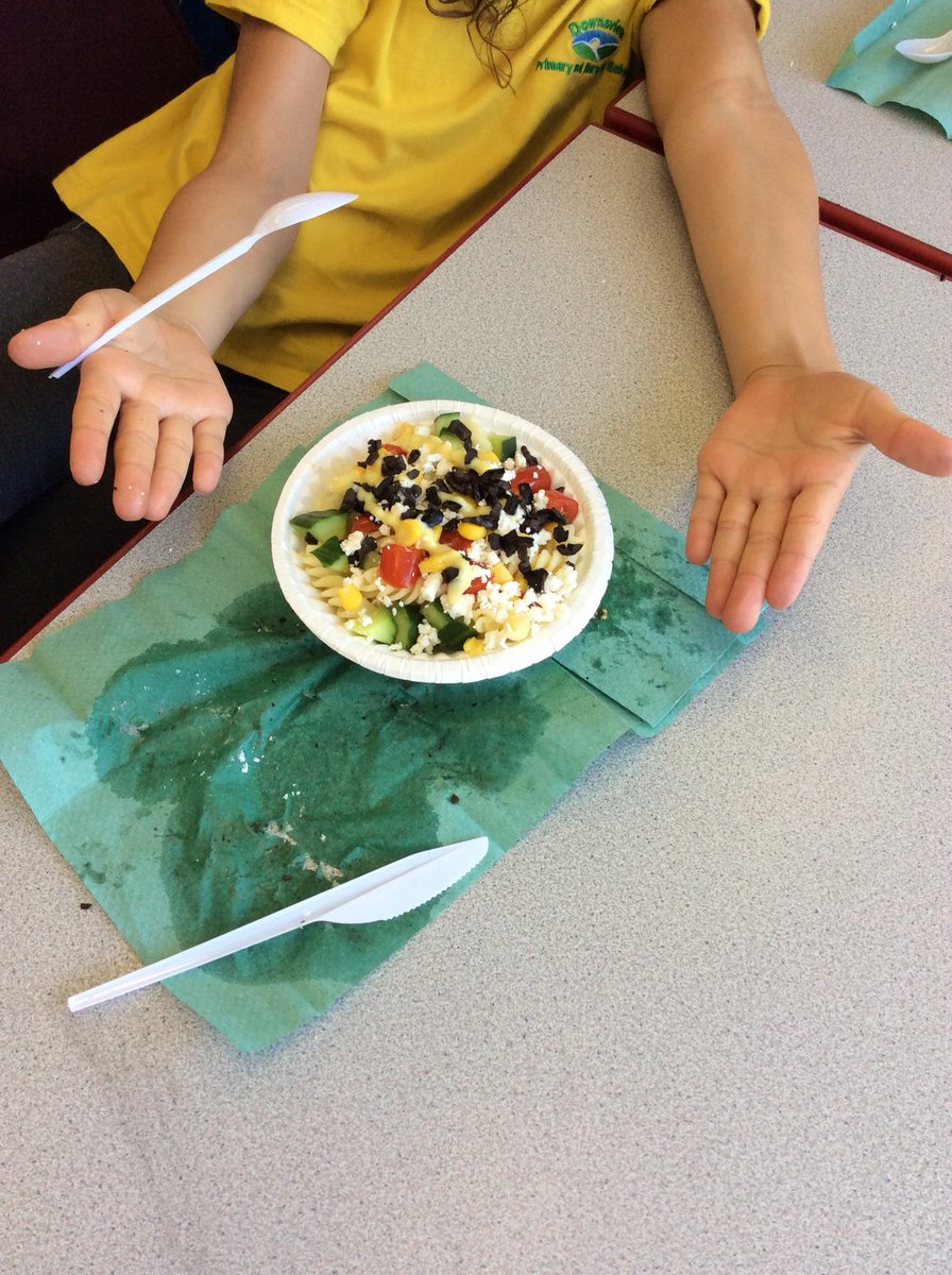 downsviewcroyy3's tweet photo. 3 Hamilton have been enjoying make Greek salad this afternoon as part of our healthy schools week #healthyschoolsweek #cooking #DVPSTweets https://t.co/6ZhUBVxXk8