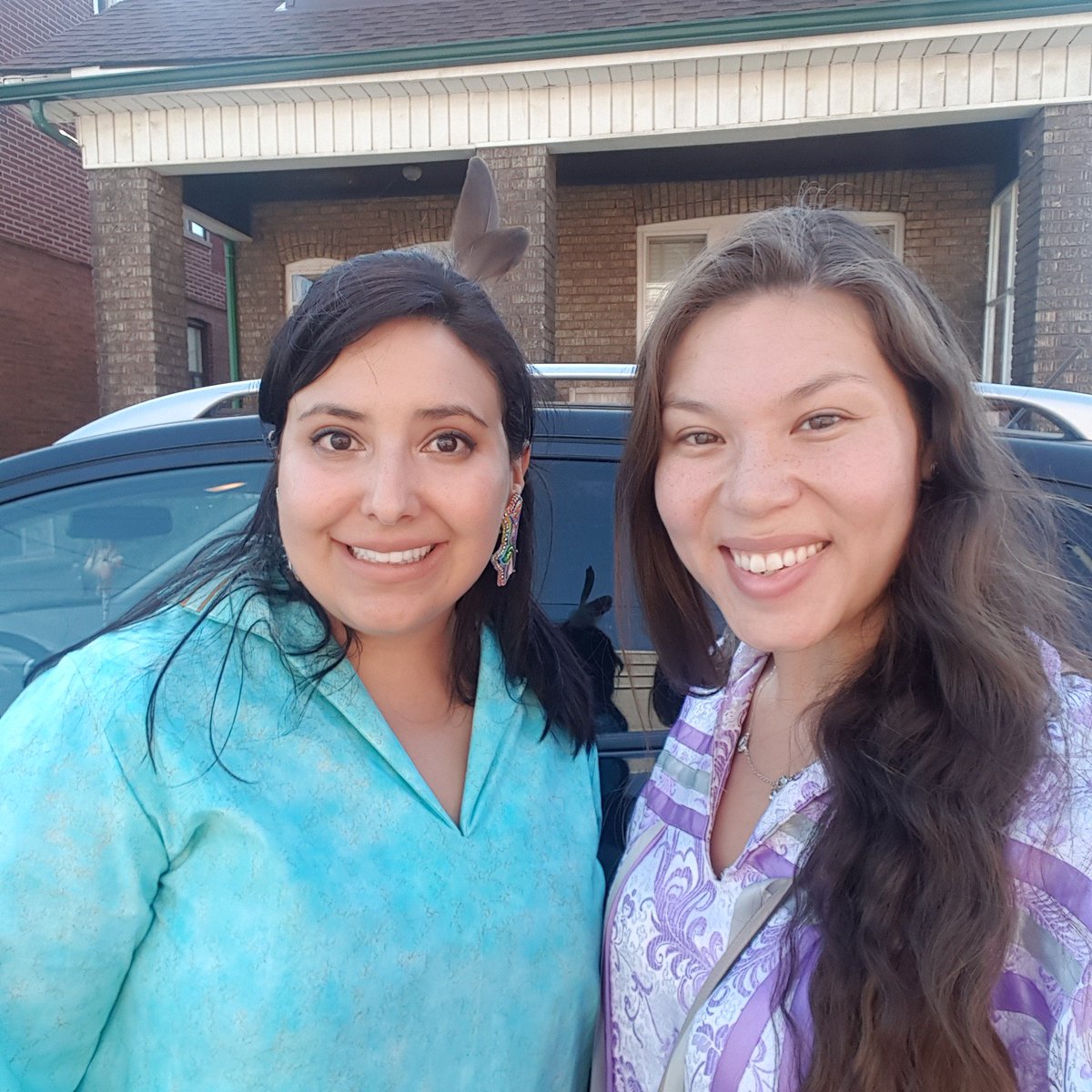 TahneeSkye905's tweet image. #Gr8grad, we honored our #indigenousstudents in full regalia and presented them with beaded feathers. This was our way of saying thank you to them for showing up, for putting in the effort of learning Kanyen&apos;keha #mohawklanguage and for becoming more culturally aware❤✊#teamwork