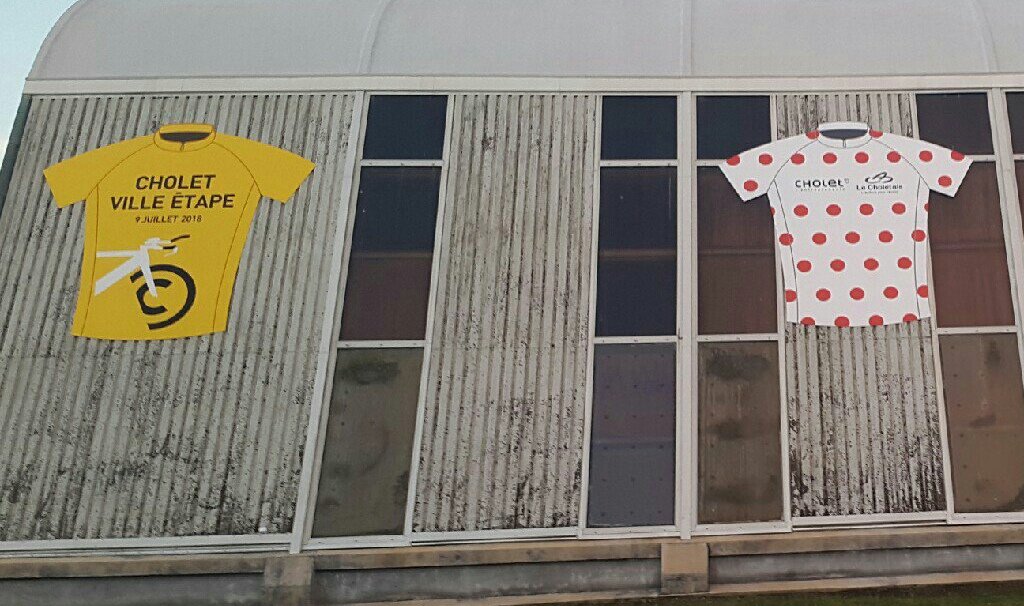 laroulotte49's tweet image. 🚵🚴 @villedecholet reçoit le #TDF2018 avec une salle des fêtes #moche et #sale 
Les petites #décos ne cachent pas la #misère elles l'accentuent 👎👊
@GBOURDOULEIX vous n'avez pas #honte 🤔 #MoiSi 👎