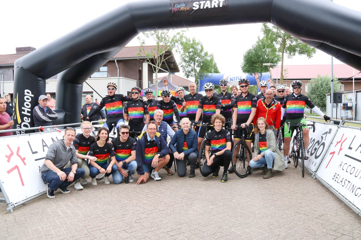 CycleforHopeNL's tweet photo. Gestart! Alle teams van Rondje Nederland zijn begonnen aan 1200 km in 48 uur! Bekijk alle startfoto's hier: https://t.co/rtS7LkbWxx https://t.co/eroGZ3hqaA #cfh2018 https://t.co/rSTOFs6wch