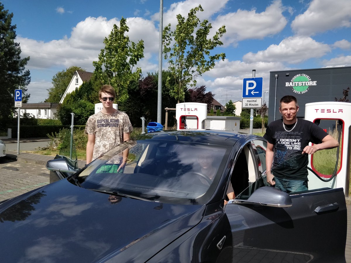 DH8GHH's tweet photo. It's this time of the year again 😊

FichtenFieldday, schraubt die Sicherungen rein, wir kommen...

@dl7mlp do5mln @DO9DCW #Tesla #Fichtenfieldday2018imsauerlaendischenFichtendickichtundendlichmalwiedermitnormalenLeuten #FiFi18 https://t.co/CKxl9kl1rZ