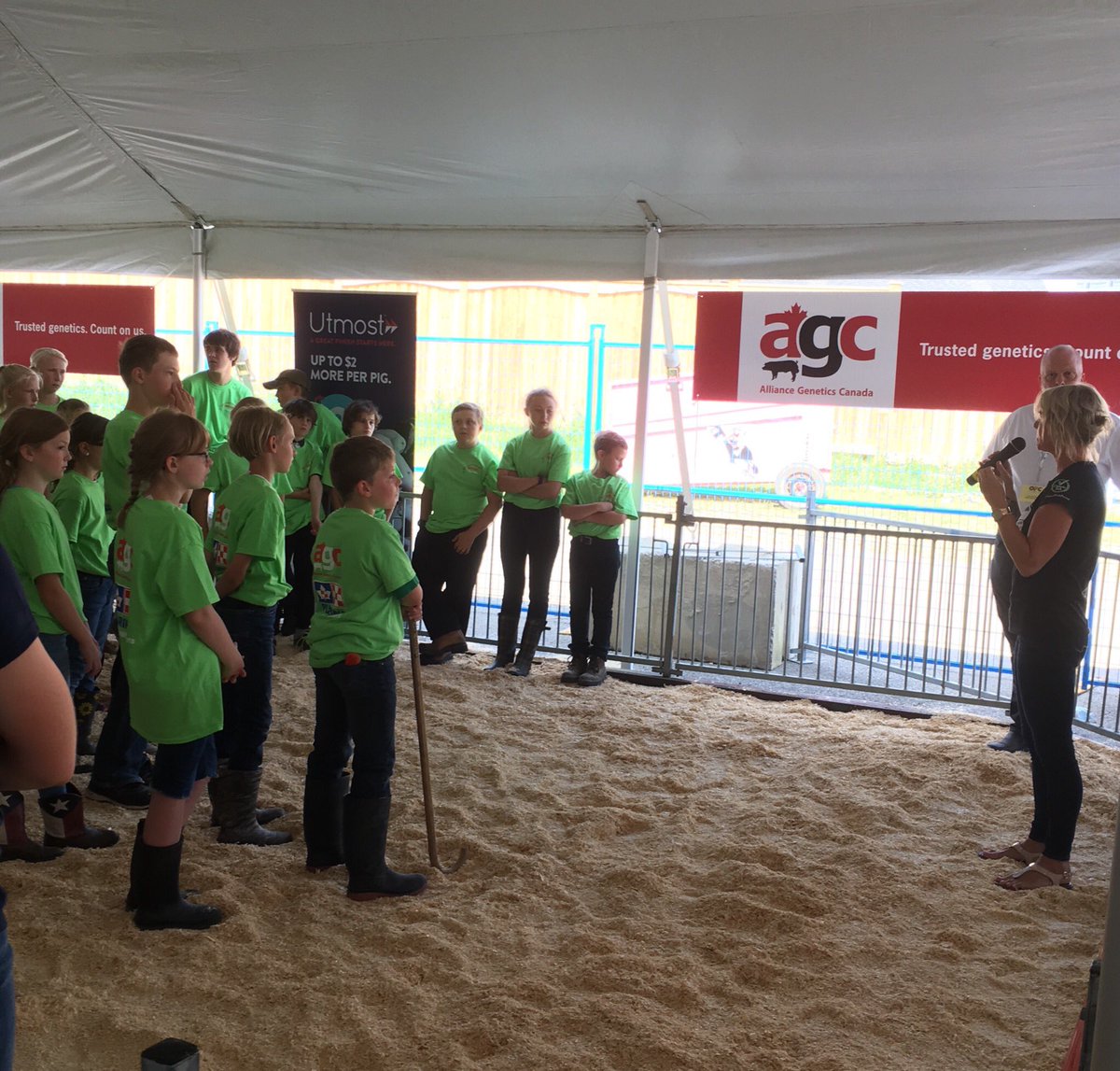 OntarioPorkNews's tweet photo. Future Pork Farmers learning about advocating for farming and their industry with @amyemathe @FarmFoodCareON @OntPorkCongress #baconmakerclassic #ontarioporkproud https://t.co/4olB8xqabI