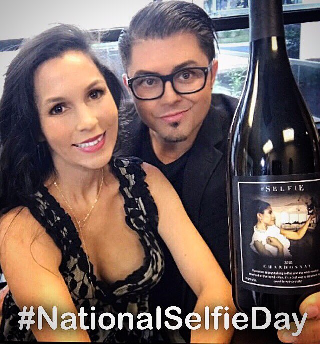 TrendingEnter's tweet photo. Happy #NationalSelfieDay 😍@TrendingWine &amp;  #SelfieWine was honored a featured partnership with #NationalSelfieDay 🤳 
Founded by DJ Rick McNeely @rickshotz in 2014. 
https://t.co/lMbSDPIWDg
https://t.co/OW0rB1uwgL 
#NapaValley #Selfie #Wine #RT https://t.co/Uiy1byRSmG