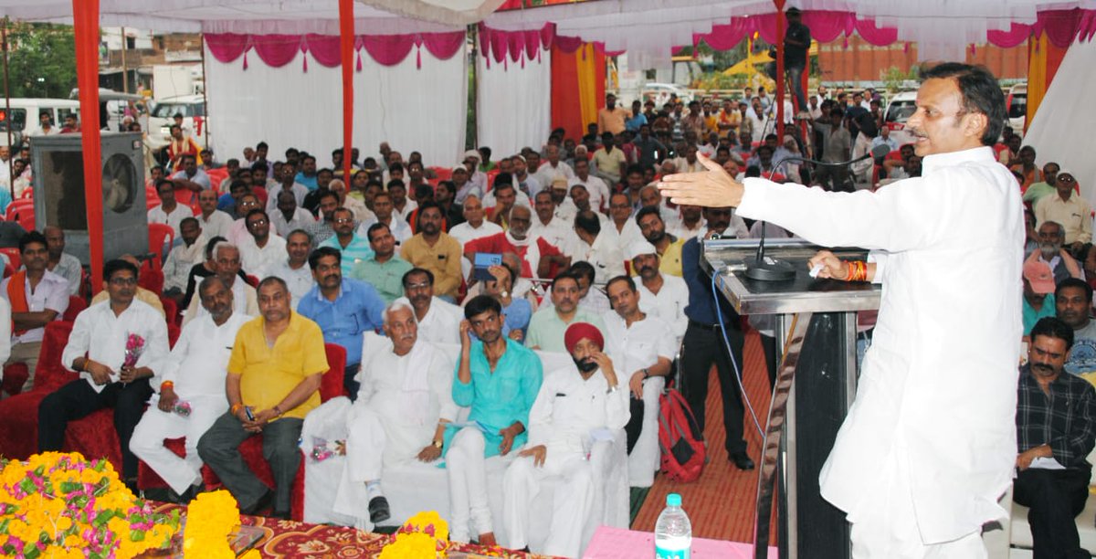 rshuklabjp's tweet photo. आज रीवा शहर के वाराणसी नागपुर मार्ग गोडहर के पास 34 करोड़ की लागत से बन रहे रेलवे ओवरब्रिज का भूमि पूजन किया।इस दौरान सांसद श्री @Janardan_BJP जी भी उपस्थिति रहे। @ChouhanShivraj @SuhasBhagatBJP @BJP4MP https://t.co/QXlgfiANMl