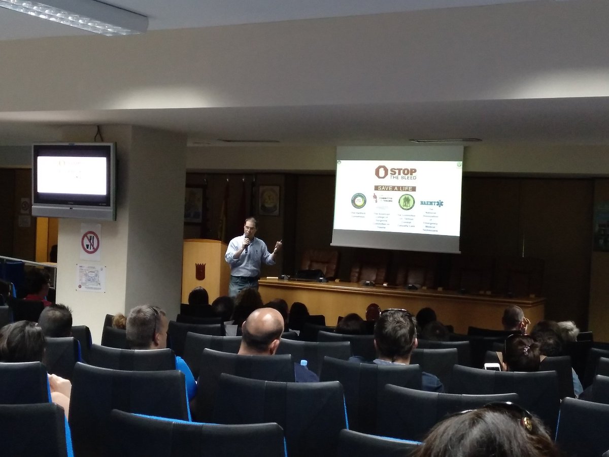 SVA_SAMURPC's tweet photo. Durante la tarde de hoy nos encontramos en el salón de actos de #Base0 de @SAMUR_PC formándonos en el uso de los dispositivos de control de hemorragias.
Casi 100 personas, la mayoría de la #UGESVA
#Formandonosparamejorar
#JuntosSomosMejores https://t.co/ZfRFXi2HrF