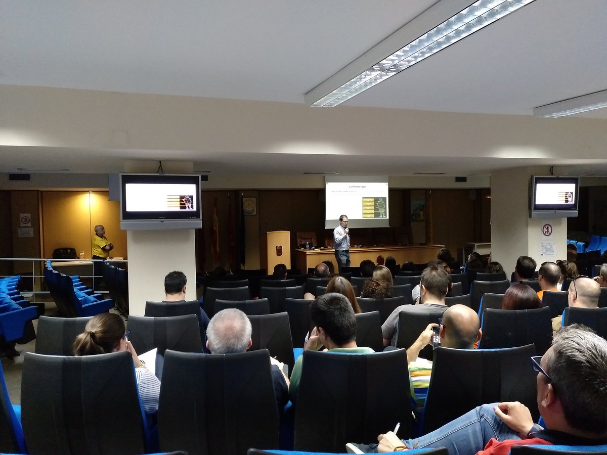 SVA_SAMURPC's tweet photo. Durante la tarde de hoy nos encontramos en el salón de actos de #Base0 de @SAMUR_PC formándonos en el uso de los dispositivos de control de hemorragias.
Casi 100 personas, la mayoría de la #UGESVA
#Formandonosparamejorar
#JuntosSomosMejores https://t.co/ZfRFXi2HrF